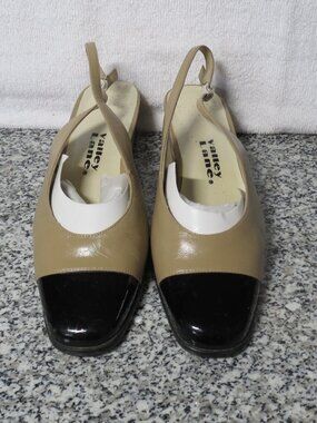Gently Worn Valley Lane Size 8W Slingback Closed Toe Leather Pumps 2" Heels